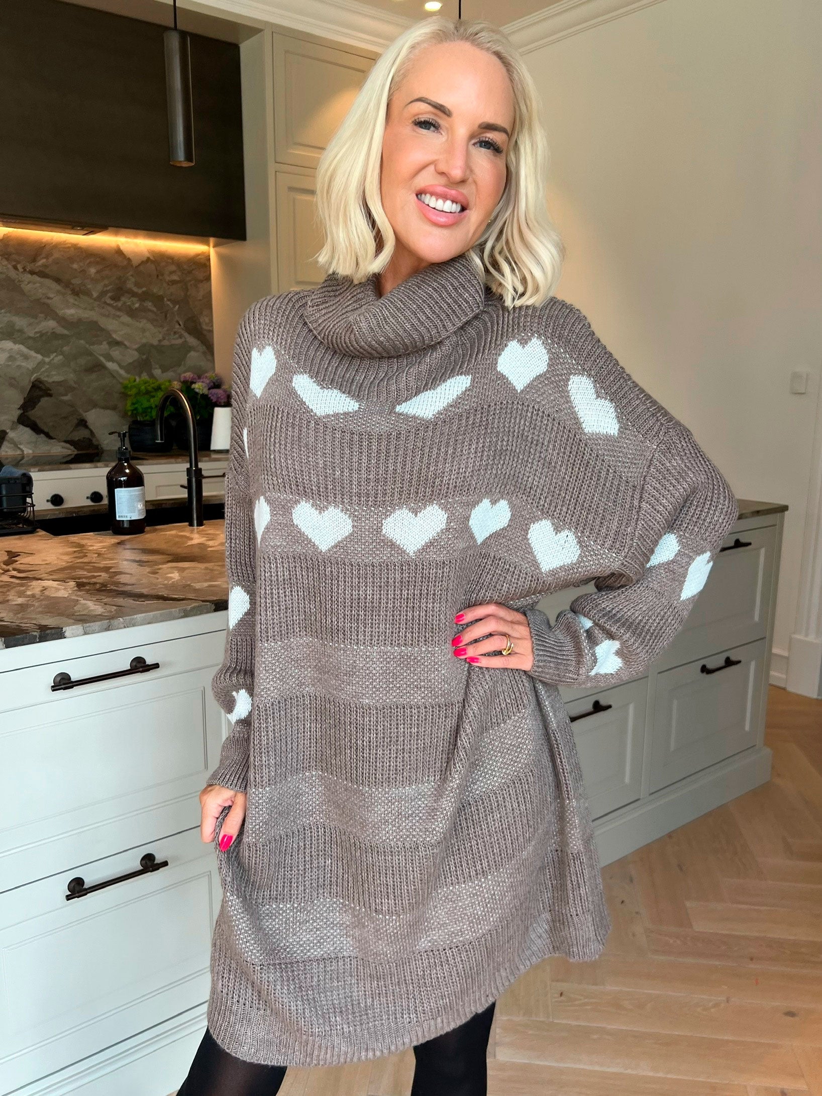 Wendy - Strikkjole med fine hjerter og klassisk rullekrave